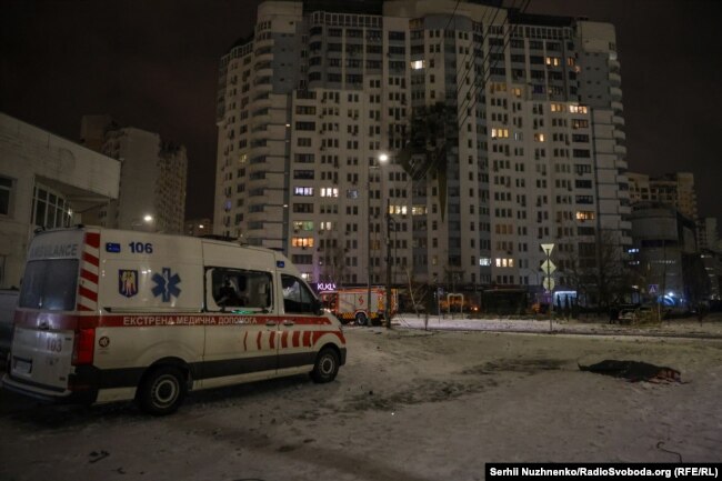Екіпаж швидкої поспішає рятувати людей у Дарницькому районі Києва. Ніч масованої ракетно-дронової атаки по столиці України. 9 січня 2026 року