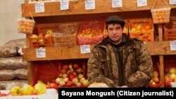 Продавец из Узбекистана в одном из оптовых складов, Кызыл, Тыва. Фото Саяны Монгуш.