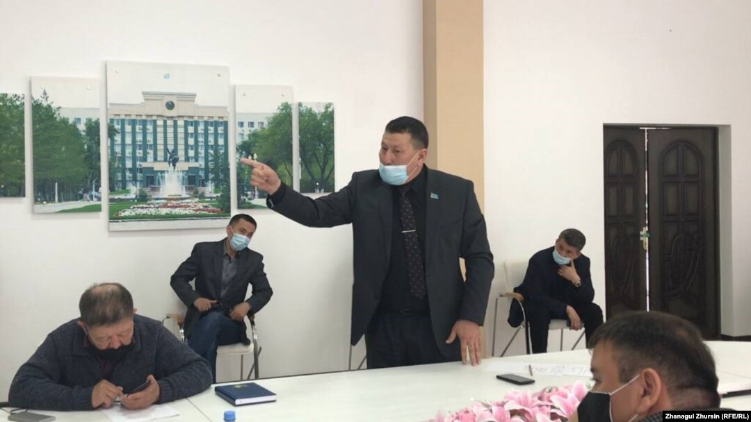 Белсенділер жерге қатысты билікке талаптарын айтып тұр. Ақтөбе, 24 сәуір 2021 жыл.
