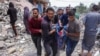 Palestinci nose tijelo muškarca ubijenog u izraelskom napadu u naselju Saftavi zapadno od Džabalije, sjeverno područje Pojasa Gaze, 27. maja 2025.