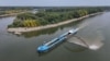 Autoritățile române folosesc o navă de dragare pentru a devia cursul apei în apropiere de Izvoarele, România, pe 3 august 2026.