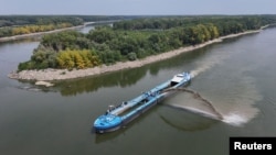 Autoritățile române folosesc o navă de dragare pentru a devia cursul apei în apropiere de Izvoarele, România, pe 3 august 2026.