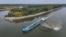 Autoritățile române folosesc o navă de dragare pentru a devia cursul apei în apropiere de Izvoarele, România, pe 3 august 2026.