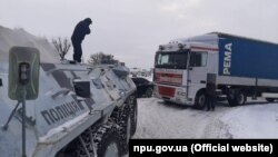 Поліцейські виїжджають, щоб допомогти водіям витягти транспорт зі снігових заметів та відбуксирувати їх на рівну ділянку дороги.