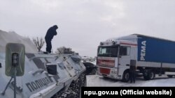 Поліція своєю спецтехнікою допомагає витягати транспорт зі снігових заметів та буксирує його на очищену ділянку дороги. Київ, 9 лютого 2021 року