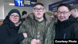 Nikita Vasilyev və onu orduya yola salan yaxınları.