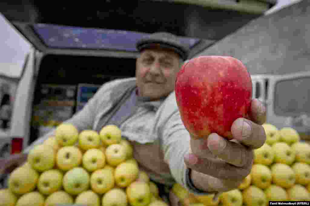 "Almaları Qubadan gətirirəm. Adətən deyirlər ki, aşpaz çox vaxt öz bişirdiyini doyunca yeyə bilmir. Çünki yeməyin yanında axşama kimi iy vurur. Mən isə bax bu qırmızı növü çox sevirəm və hərdən də yeyirəm. Baxmayaraq ki, alma çeşidlərim cürbəcürdür, bu almaya "almaların şahı" adını vermişəm".