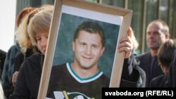 Разьвітаньне з Русланам Салеем. Маці з партрэтам сына. 10 верасьня 2011 года.