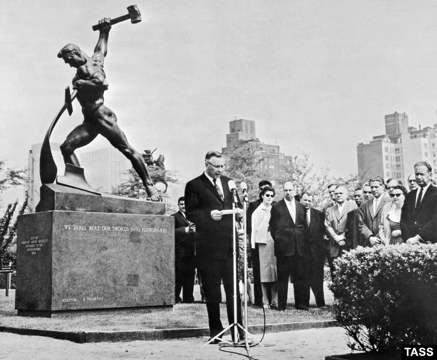 1960 年，在紐約聯合國花園揭幕了一幅名為《讓我們鑄劍為犁》的蘇聯雕塑。這位雕塑家也創作了標誌性的《祖國在召喚》紀念碑。