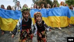 Як заявляють автори дослідження, порівняно з минулим роком частка щасливих збільшилася на 10 відсоткових пунктів: із 53% в травні 2017 року до 63% у травні 2018 року