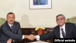 Встреча президента Армении Сержа Саргсяна (справа) и президента Азербайджана Ильхама Алиева (архивная фотография)