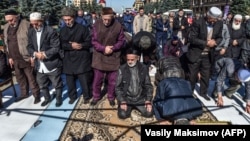 Inguş protestçileri namaz okaýarlar. Magas. 7-nji oktýabr, 2018 ý.