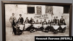 Безплатен курс по шев и бродерия с шевните машини "Сингер" в село Райково, Смолян през 30-те години на XX в., Димитър Френкев