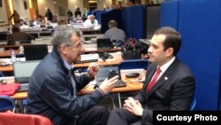 საქართველოს თავდაცვის მინისტრი ირაკლი ალასანია (მარჯვნივ) და რადიო თავისუფლების კორესპონდენტი კობა ლიკლიკაძე. ბრიუსელი, 4 ივნისი.