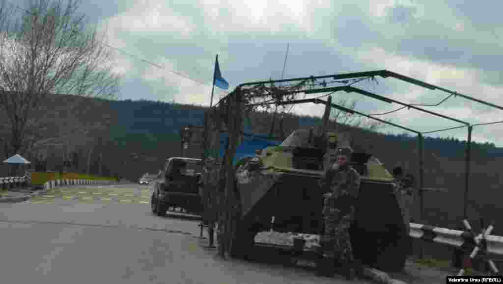 Forțe de menținere a păcii în apropierea localității.