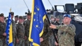 Pripadnici vojnih snaga Europske unije (EUFOR) i Oružanih snaga BiH uoči vježbe simulacije nereda u kampu "Butmir" kod Sarajeva, 24. 10. 2022.