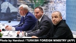 Fotografie distribuită de Ministerul de Externe al Turciei, în care apare delegația ucraineană la negocierile de pace cu Rusia, pe 16 mai 2025, la Istanbul.