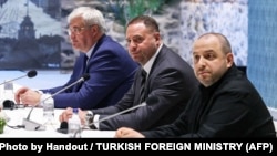 Fotografie distribuită de Ministerul de Externe al Turciei, înfățișând delegația ucraineană la negocierile de pace cu Rusia, pe 16 mai 2025, la Istanbul 