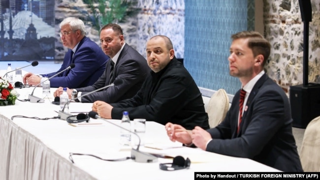 Представники України під час переговорів із делегацією Росії. Рустем Умєров, тоді міністр оборони, на фото другий зліва. Стамбул, Туреччина, 16 травня 2025 року