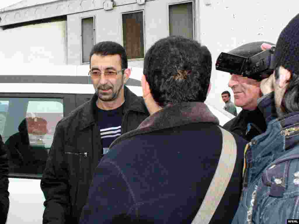 17 mart - prezidentin əfv sərəncamıyla 62 məhbus, o cümlədən də “Azadlıq” qəzetinin baş redaktoru Q. Zahid azad edildi - Qənimət Zahid 2007-ci ildə həbs edilmişdi. Onu xuliqanlıq ittihamı ilə 4 il müddətinə azadlıqdan məhrum etmişdilər. Amma insan haqları fəalları müxalifət qəzetinə rəhbərlik edən Qənimət Zahid haqqında ittihamların əsassız olduğunu deyirdilər. 