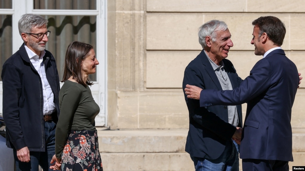 امانوئل مکرون (نفر سمت راست)، رئیس‌جمهور فرانسه، در مراسم استقبال از سیسیل کوهلر و ژاک پاریس در کاخ الیزه