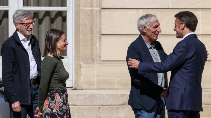 مکرون در کاخ الیزه از دو شهروند فرانسوی آزادشده از بازداشت ایران استقبال کرد