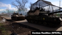 Попри влучання російського дрона танк успішно евакуював знерухомлену САУ «Гвоздика»