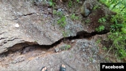 ასეა დახეთქილი გზა სოფელ ღვერკში.