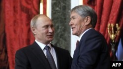 Президенты России и Киргизии Владимир Путин и Алмазбек Атамбаев на встрече в Кремле