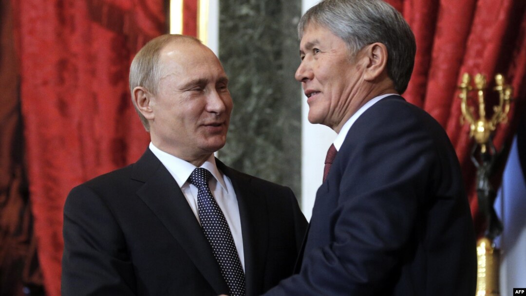 Президенты России и Киргизии Владимир Путин и Алмазбек Атамбаев на встрече в Кремле