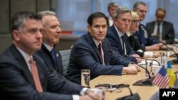 АҚШ мемлекеттік хатшысы Марко Рубио (сол жақтан үшінші) және АҚШ президентінің арнайы өкілі Стив Уиткофф (сол жақтан екінші) Украина делегациясымен кездесіп отыр. Женева, Швейцария, 23 қараша, 2025 жыл.