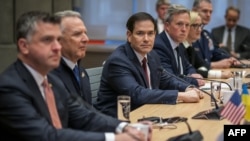 Держсекретар США Марко Рубіо (у центрі) та спецпредставник президента США Стів Віткофф (другий ліворуч) під час зустрічі з українською делегацією в Женеві, 23 листопада 2025 року