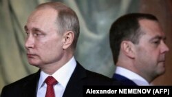 Vladimir Putin (solda) və keçmiş baş nazir Dmitry Medvedev 