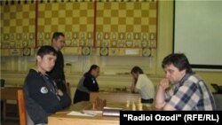 Муҳаммадхуҷа Ҳусейнхоҷаев аз тарафи дасти чап