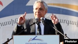 Armenia - Vartan Oskanian speaks at a Prosperous Armenia Party campaign rally in Yerevan, 2May2013.