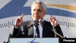 Armenia - Vartan Oskanian speaks at a Prosperous Armenia Party campaign rally in Yerevan, 2May2013.