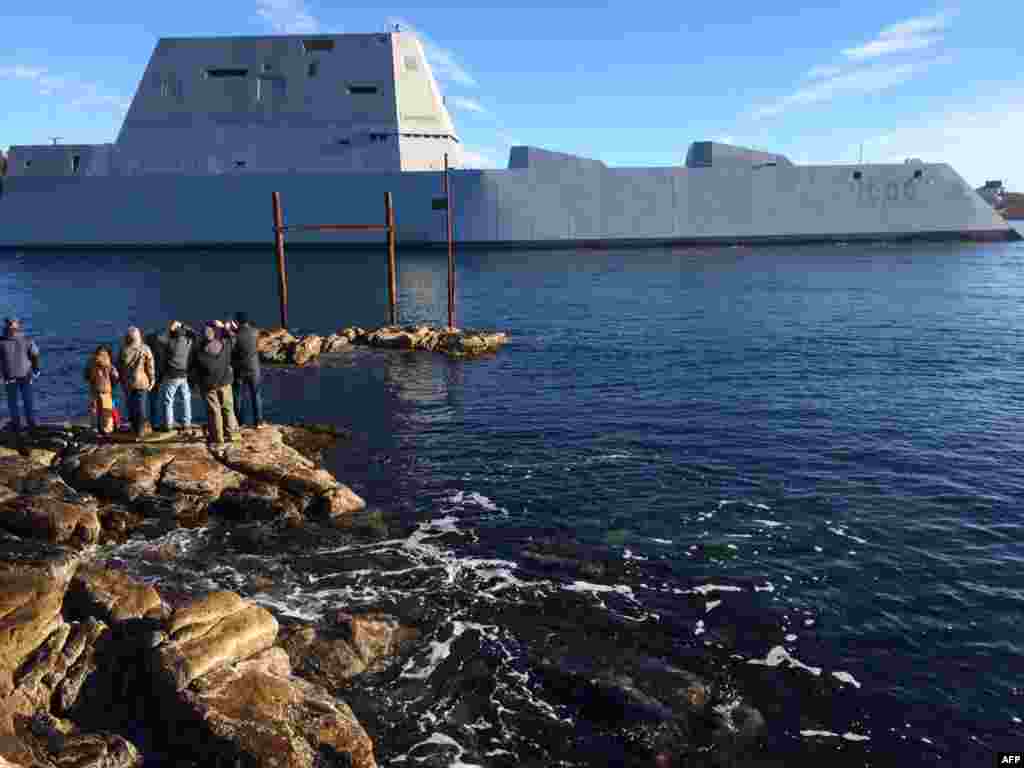 Новый американский эсминец Zumwalt выходит в море.