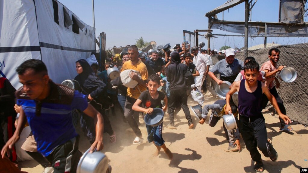 کودکان غزه در میان ازدحام دریافت غذا