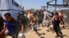 Palestinci žure da stanu u red kako bi dobili hranu, Kan Junis, jug Pojasa Gaze, 22. jula 2025.