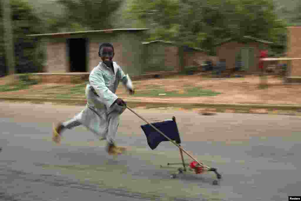 A boy runs with a homemade toy car in an area where some Muslims are still stranded due to the ongoing sectarian violence near Kilometre 12 in the Central African Republic&#39;s capital, Bangui. (Reuters/Siegfried Modola)