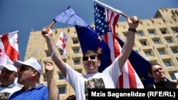 A rally was held in Tbilisi on June 7 to protest the detention of Mustafa Emre Cabuk, a teacher and manager at Demirel College in the Georgian capital.