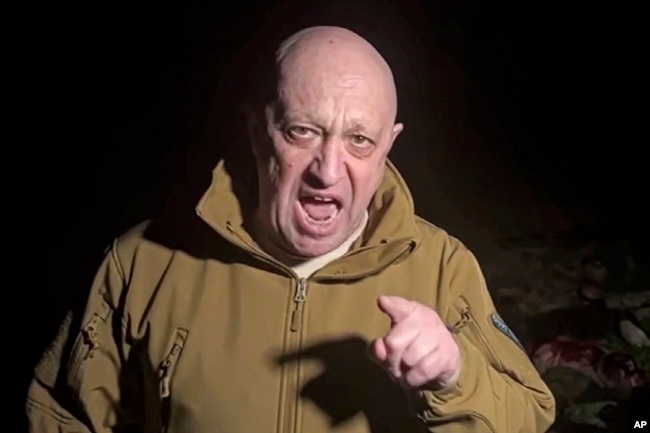 In a video released on May 5, Yevgeny Prigozhin stands in front of multiple bodies lying on the ground that he said were dead Wagner fighters and berates the Kremlin for lack of support.