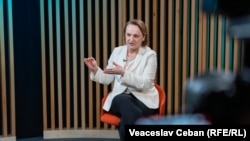 Ambasadoarea UE în R. Moldova, Iwona Piórko, vorbind în studioul Europei Libere, în timpul înregistrării podcastului video Pe Agendă. 