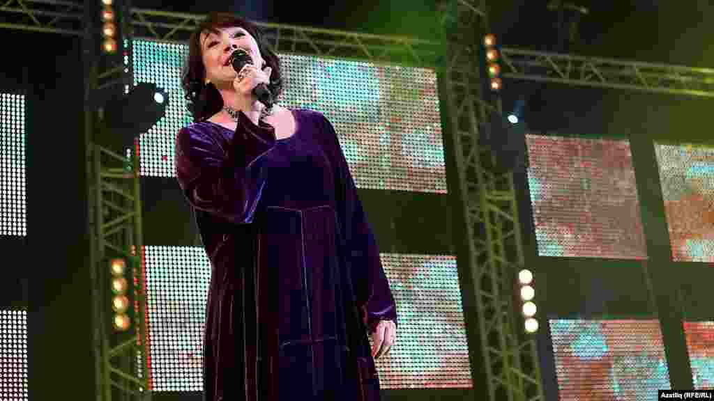 Камал театры артисткасы Люция Хәмитова Илсөя Бәдретдинова белән җырлады 