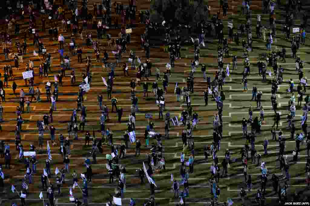 Учасники демонстрації &laquo;Чорний прапор&raquo; у Тель-Авіві 19 квітня на знак протесту проти прем&rsquo;єр-міністра Ізраїлю Біньяміна Нетаньягу і недемократичних заходів для стримування спалаху коронавірусу
