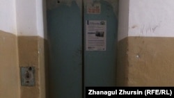 Двери лифта, в котором погибла журналистка Айзат Абдисамат. Актобе, 5 апреля 2018 года. 