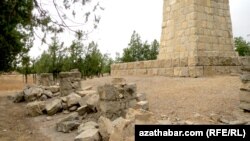 Aşgabadyň 9 komissarlar ýadygärligine ýeterlik üns berilmeýändigi aýdylýar.