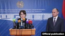 Armenia - Defense Ministers Seyran Ohanian of Armenia and Tinatin Khidasheli of Georgia at a news conference in Yerevan, 1Feb2016.