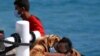 Migrantë në bordin e një anijeje shpëtimi në ishullin jugor të Lampeduzas, Itali 9 maj 2021. 