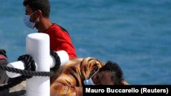 ИТАЛИЈА - Мигрантит се одмораат на брод за пребарување и спасување откако стотици пристигнаа на јужниот остров Лампедуза на 9 мај 2021 година.